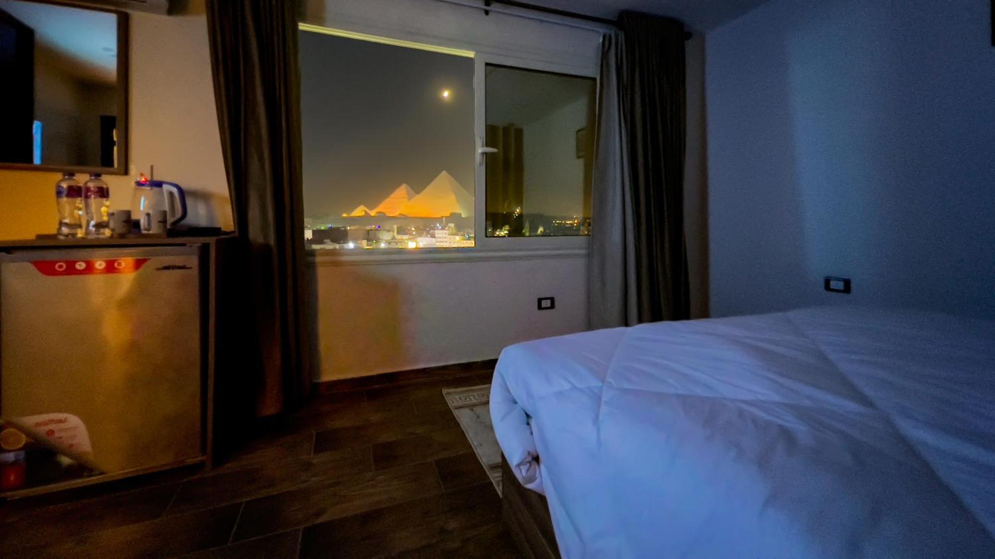 Imperial Pyramids Heights View Bed & Breakfast Nazlet el-Sisi Bagian luar foto
