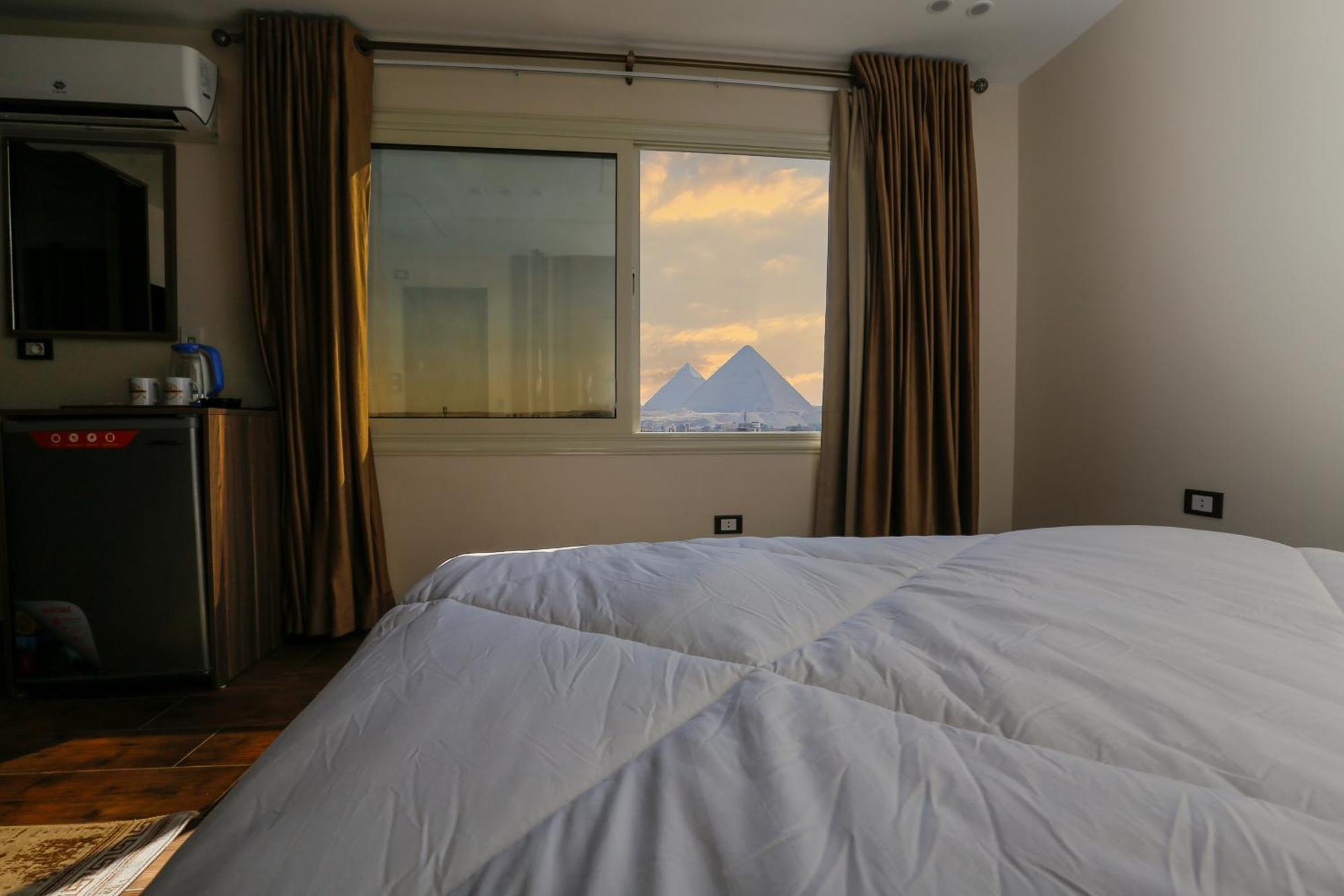 Imperial Pyramids Heights View Bed & Breakfast Nazlet el-Sisi Bagian luar foto