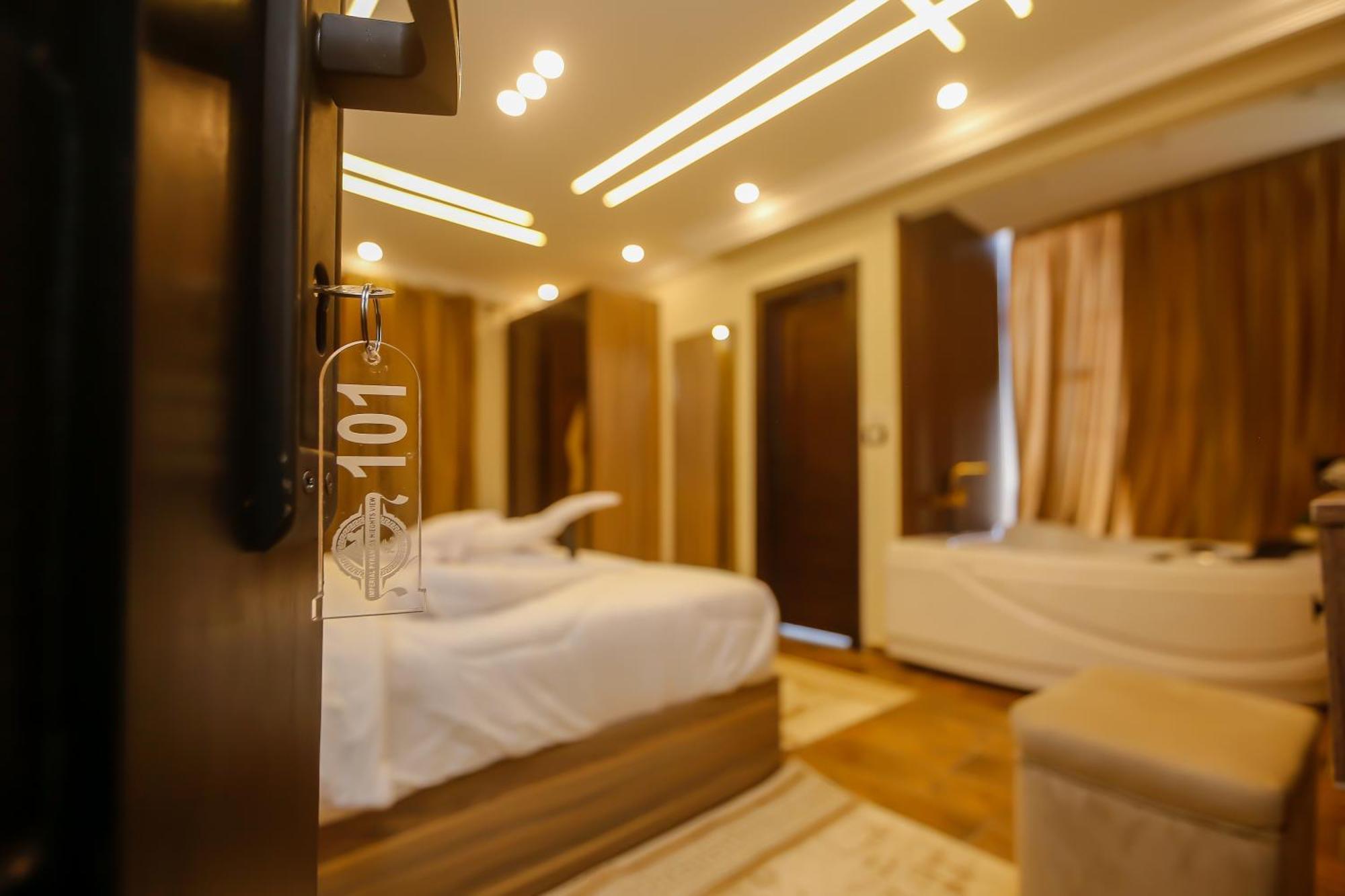 Imperial Pyramids Heights View Bed & Breakfast Nazlet el-Sisi Bagian luar foto